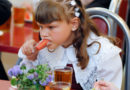 Детский эндокринолог: В школах детей надо кормить мясом, а не сосисками
