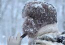 Опрос показал, сколько жителей Латвии носят шапку в холодную погоду