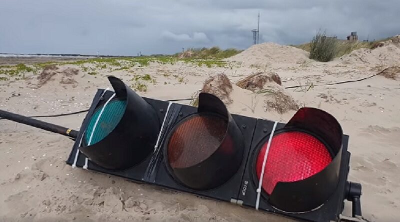 Суровые лиепайские будни: ветер “принес” на пляж светофор (видео)